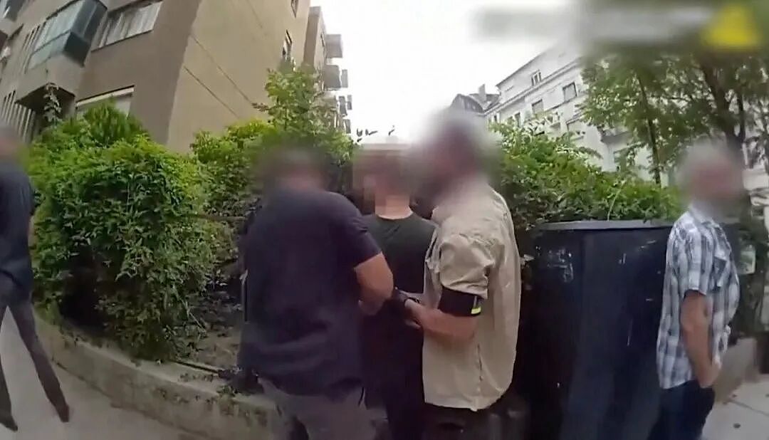 华男偷安摄像头后，发现老婆竟给他喂不明液体（组图） - 6