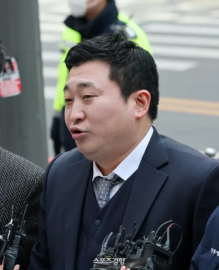金秀贤洗白胁迫逼死女友罪名？韩警称证据由AI伪造，已故崔雪莉亲哥怒：敢出来就二次对决（组图） - 5