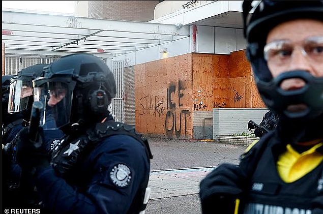 全美抗议升级!水泥块砸向警察、催泪弹弥漫街头,多地爆发正面对抗(组图) - 15