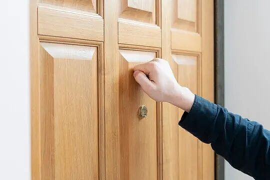 来块口香糖吗？看着他把残渣吐进碗里，警察知道，40年悬案结了！ - 5