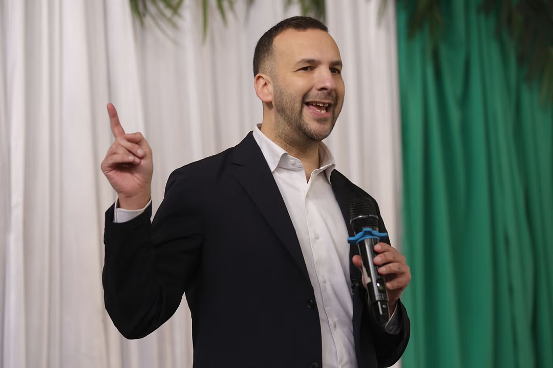 离谱!英国政府拟发4万英镑劝离偷渡难民,民众怒了:我干一年赚不到这个数(组图) - 4