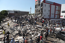 7.4级强震致132人死亡，国家进入“灾难状态”