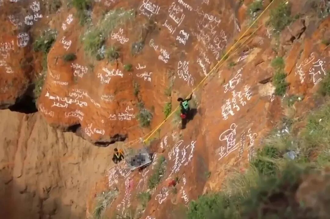 也门蜘蛛侠无保护攀岩坠亡，直接掉进火山口！喜欢假装脱手吓人，这次成真了... - 9