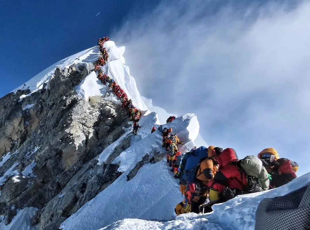 珠峰尼泊尔向导给登山者下毒?富姐富哥重金买保险,竟在缺氧时被整? - 2
