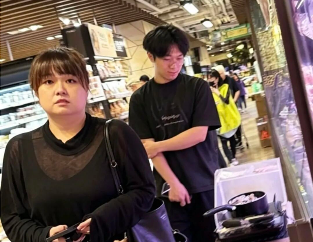 41岁女星被曝恋上小鲜肉？！靠直播带货赚足半亿身家 - 1