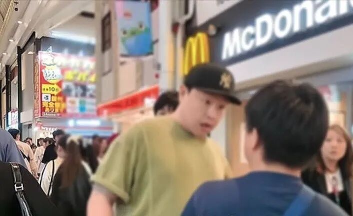 大快人心！日本街头撞人族故意撞女孩还狂笑不止！碰上韩国壮汉后，瞬间秒怂道歉... - 1