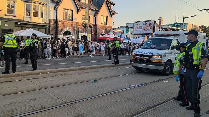 恐怖突发!多伦多街头万人节日爆“枪战”:2死6伤!人群四散逃命,血腥视频曝光! - 16
