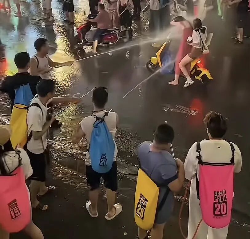 别拿泼水节当遮羞布了:拉车门、灌老人、滋女人,这叫过节?(组图) - 3