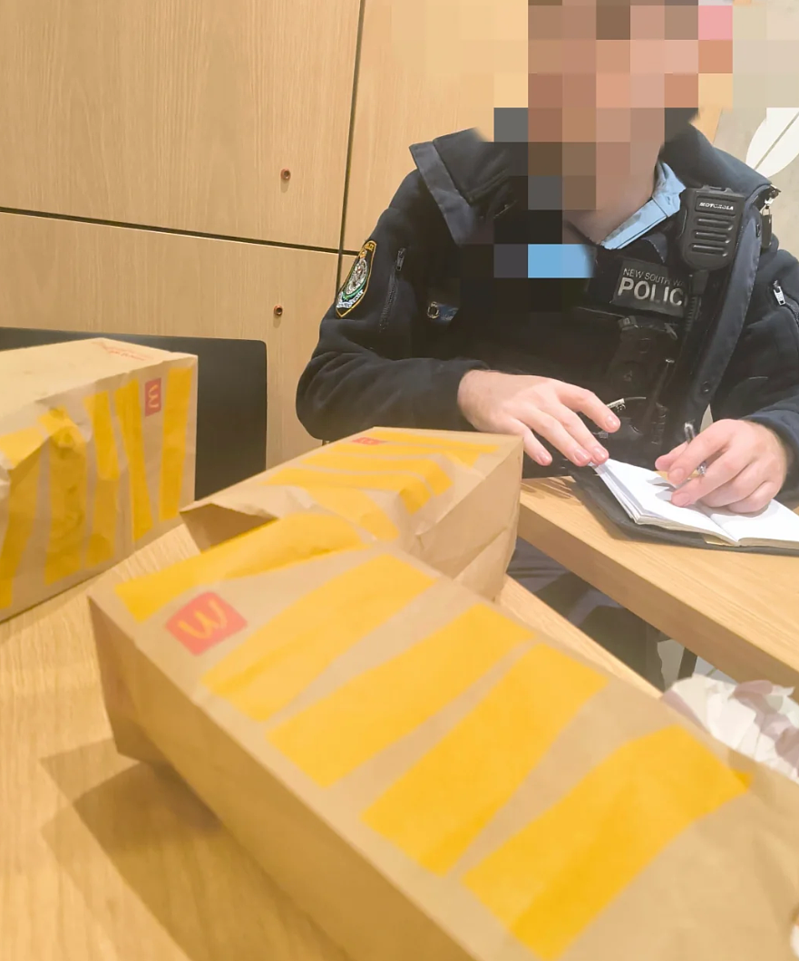 澳华人吃麦当劳遭流浪汉掰断手指!警方一句“分不清亚洲人长相”惹怒网友 - 1