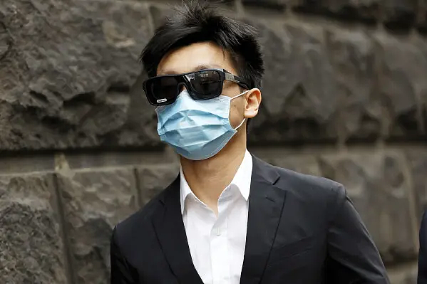 澳亚裔医生潜伏医院女厕偷拍460人？硬盘藏上万视频，还按病人同事精心分类？ - 5