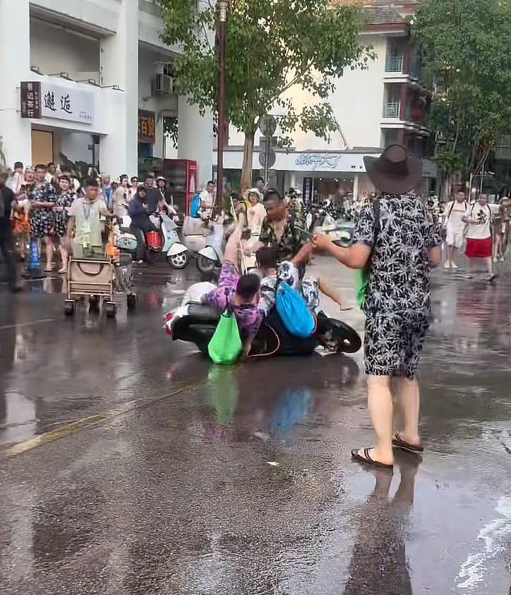 云南泼水节骚扰霸凌事件引争议!有人强开路过车泼水,还有的围攻落单女性(组图) - 13
