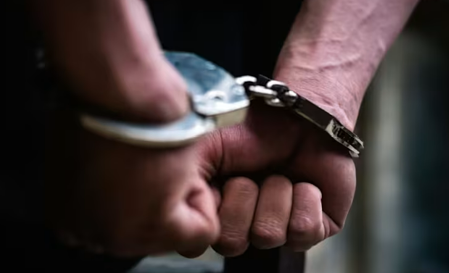 公然挑战全球最严法律？18岁华人小伙在新加坡机场大喊大叫、殴打警员！只因...（组图） - 2