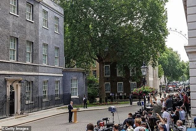 英国首相请辞唐宁街10号，遭到英国人嘲讽：早就该卷铺盖滚蛋了（组图） - 2
