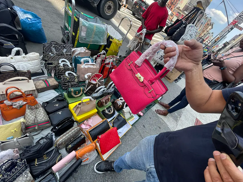 唐人街“仿冒奢侈品天堂”遭突袭：$1.5亿假货被查，17人被捕！Labubu、Gucci、爱马仕全在列 - 10