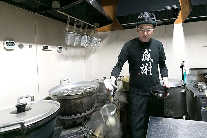 香港6旬黑老大改行卖工地盒饭!算错成本倒赔钱,被警察卧底一锅端? - 11