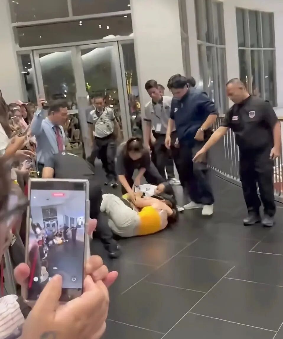 全网怒了!中国女孩海外追星遭暴打!扯衣服、抢手机、强行锁喉、抱摔拖拽!艺人竟冷眼旁观!官方回应引众怒!现场视频曝光! - 11