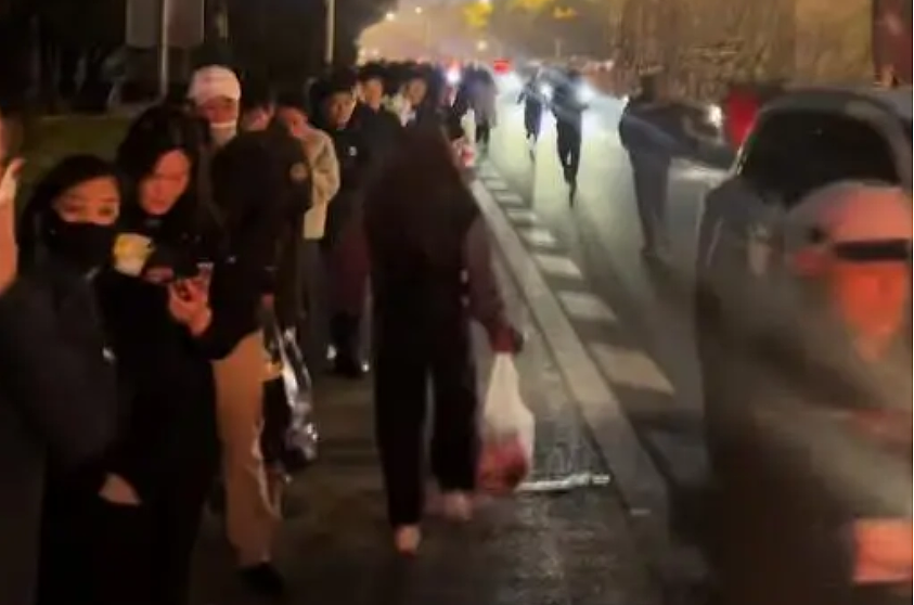 张雪峰追悼会现场万人送行吊唁，大批学子天不亮排长队！为何他会被这么多人纪念？ - 2
