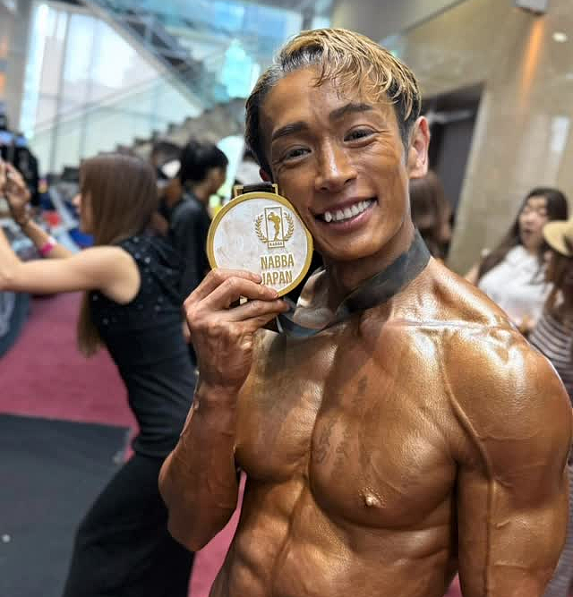 日本牛郎曾年收入3亿，如今41岁月薪仅8万！欠债1个亿，他却说自己很幸福… - 14