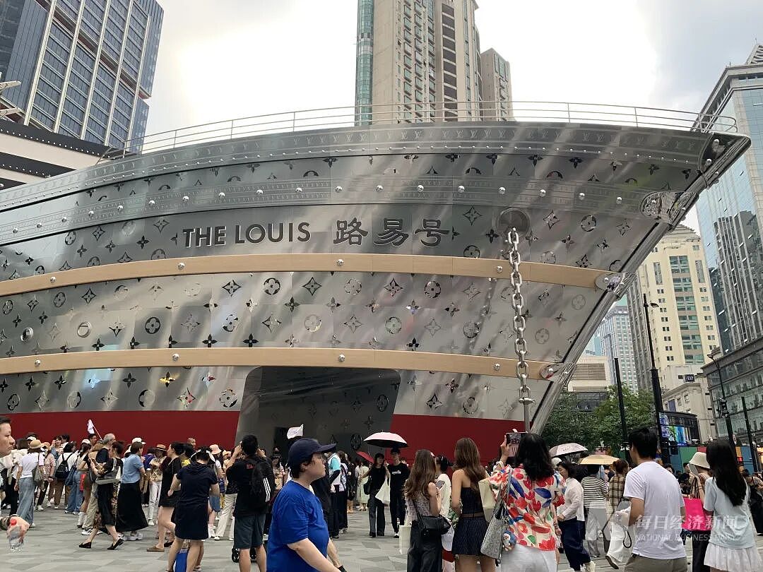 LV首次维权到房地产,厦门一楼盘用了四叶雕花装饰成被告?品牌方否认并称:涉事场所内涉嫌卖假LV,不存在针对中国传统纹样提起诉讼的情况 - 4