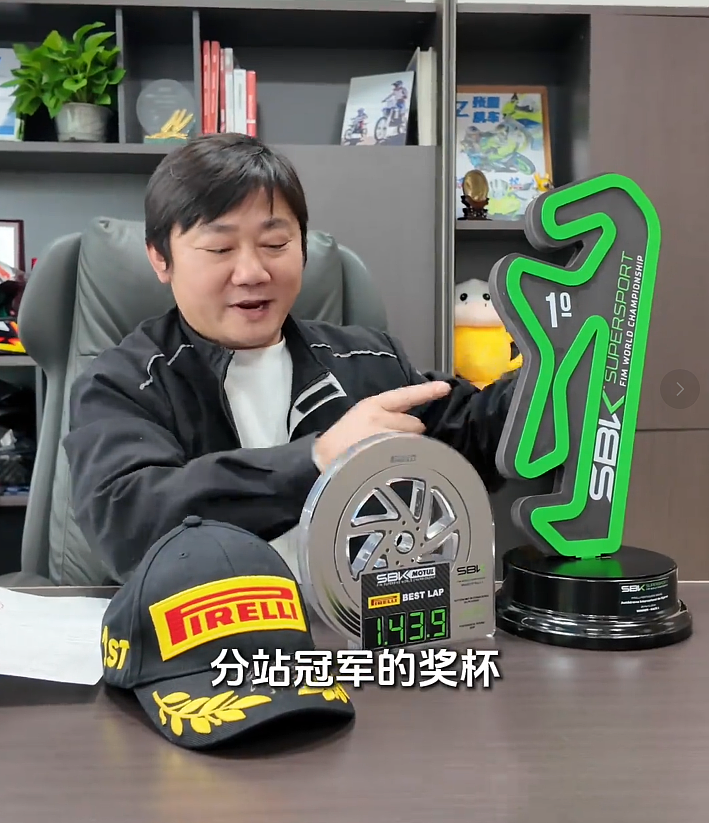 张雪宣布捐赠嫣然“加码”:将冠军奖杯、签名帽子一起赠送(组图) - 1