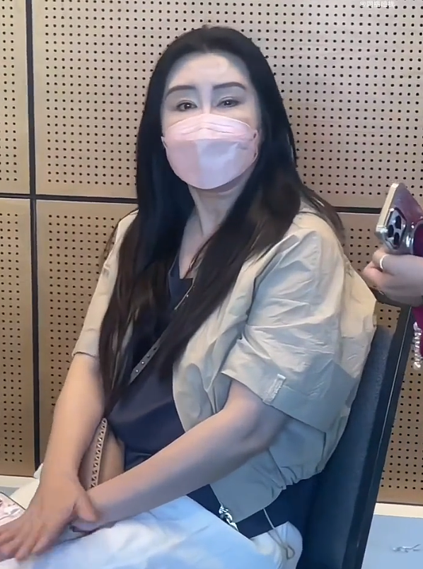 “王祖贤医美”冲上热搜！网友在硅谷偶遇王祖贤，眼部状态变化引发网友猜测（组图） - 3