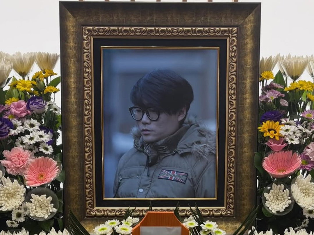 韩国知名导演餐厅内被围殴惨死！幼子目睹全程，凶手全员获释引众怒（组图） - 1