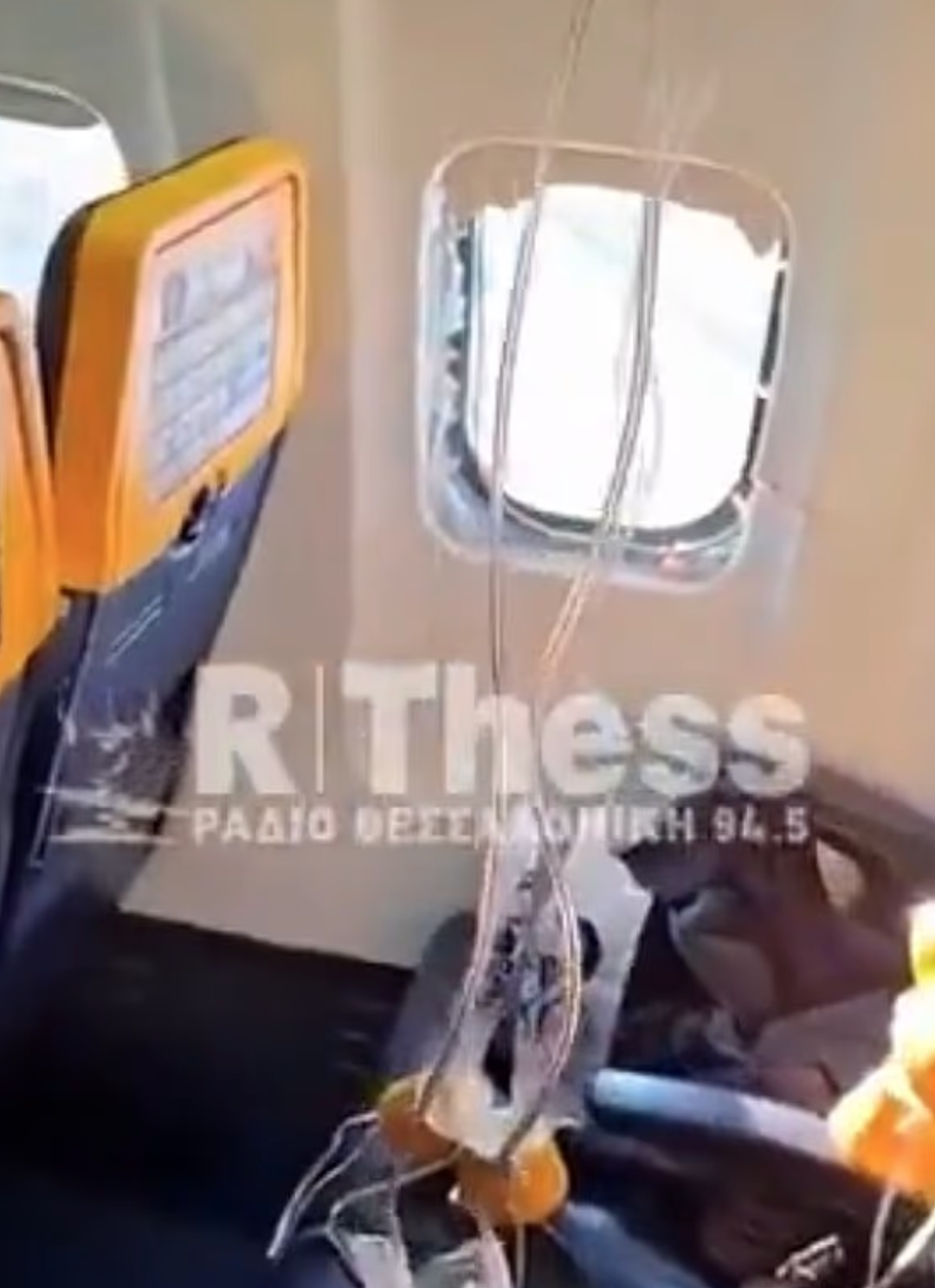 飞机窗户突然掉了,乘客半个身子飞出机舱:廉航靠窗体验太惊悚 - 3