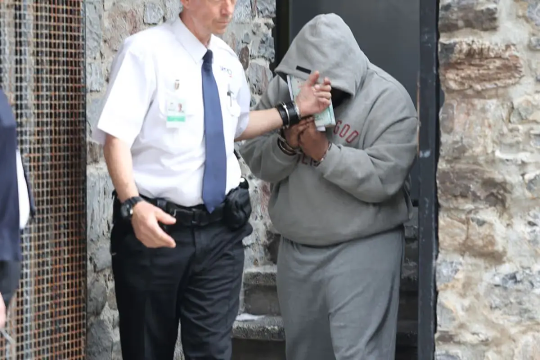 全英吃瓜！35岁蛇蝎宝妈跨国勾结迪拜大毒枭，实时定位泼硫酸把毒贩渣夫嘎了？ - 17
