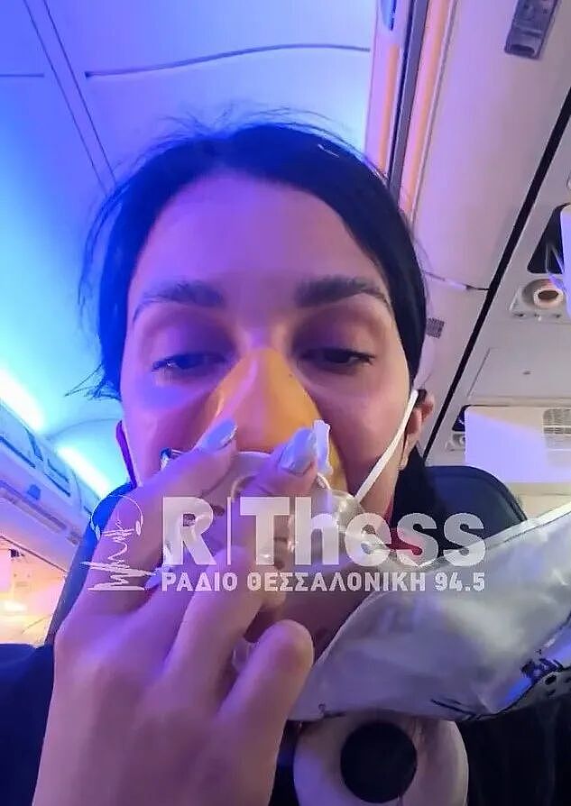 高空惊魂!飞机飞至2万英尺舷窗突然脱落,61岁乘客被吸出机外,妻子拼死拉住丈夫 - 6