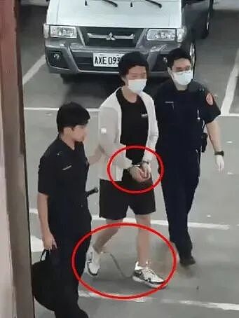 星二代持枪被捕、妈妈直播叫冤？窒息母亲的疯狂溺爱，终把孩子的一生推向毁灭...（组图） - 1