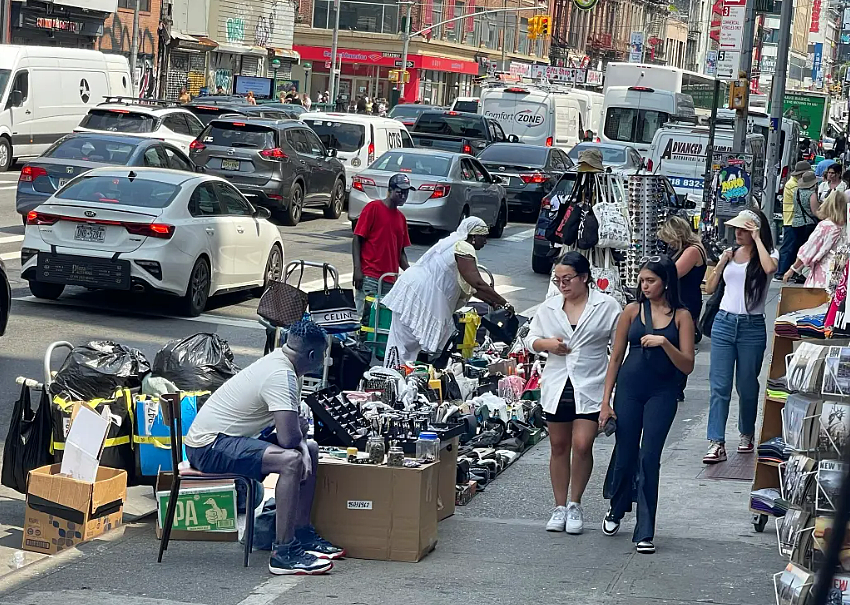唐人街“仿冒奢侈品天堂”遭突袭：$1.5亿假货被查，17人被捕！Labubu、Gucci、爱马仕全在列 - 11