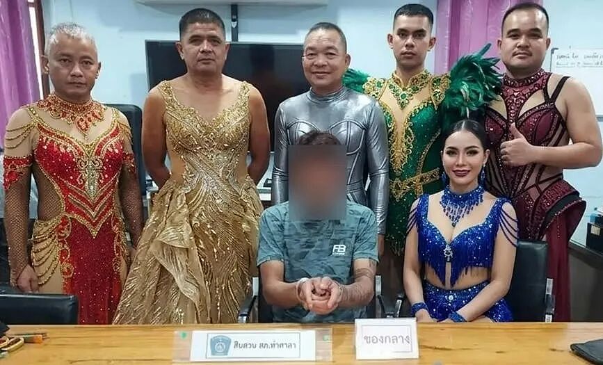 泰国警察太拼!装成6个辣妹包围毒贩,5个都是女装壮汉!他们自己都没绷住...(组图) - 1