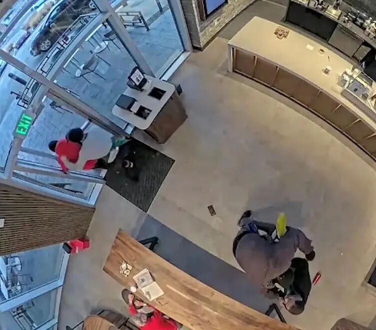 劫匪持枪抢劫，店员勇敢反抗，事后公司却决定，开除吧？！ - 6