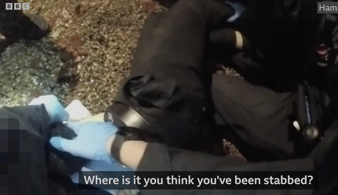 英国男生被移民连捅数刀，警察到场轻信“种歧”，反将受害者拷住！男生在绝望中死去...（组图） - 15