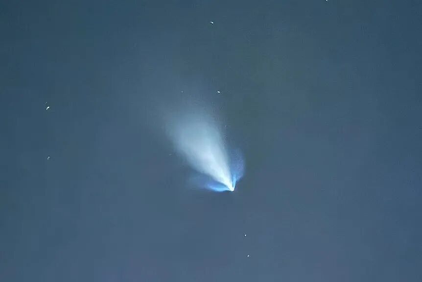 澳洲夜空惊现“天外来客” !蓝白光团划破夜空,多州居民集体目击!真相竟与中国有关(组图) - 1