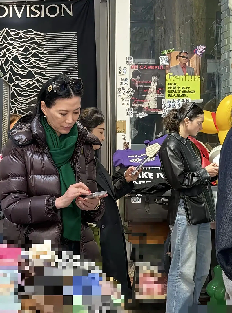 邓文迪现身北京素颜逛小店！77岁马斯克母亲长城吃雪糕，网友: 论向上社交只服她（组图） - 5