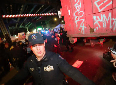 86街游民所爆发冲突,数百华人抗议施工:肉身挡卡车,大批防暴警察出动清场(组图) - 5