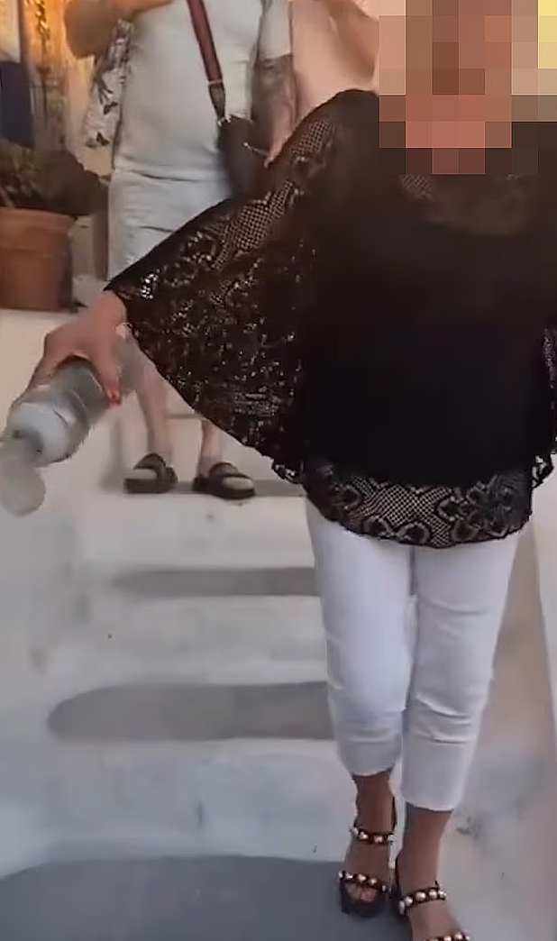 边走边撒骨灰,去国外完成亲人遗愿,全城炸锅:骨灰都吹到别人身上了(组图) - 4