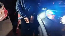 华裔姐妹被控谋杀亲妈：81岁母亲遗体卡在沙发缝中15小时无人救助（组图）