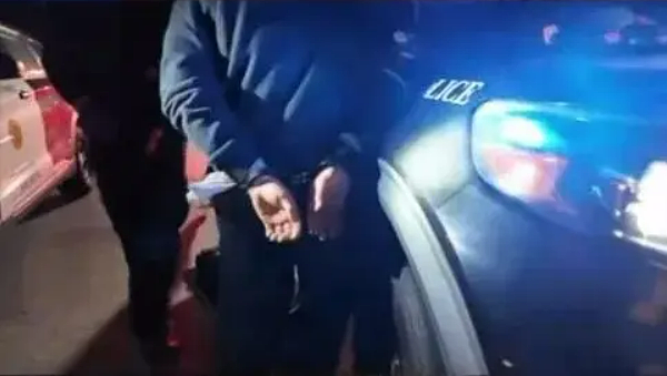 华裔姐妹被控谋杀亲妈:81岁母亲遗体卡在沙发缝中15小时无人救助(组图) - 3