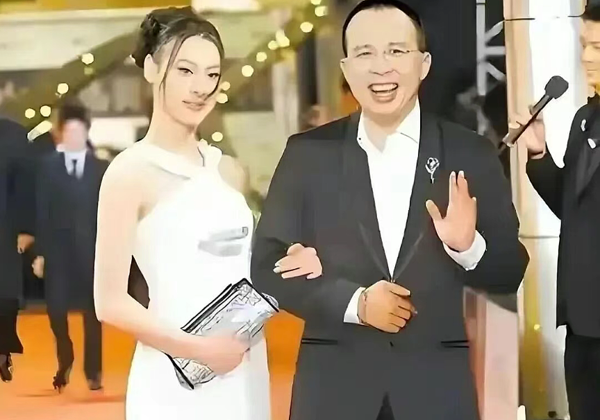 顶级富豪只睡不娶，连生3子未扶正！37岁 “豪门弃妇” 与新男友恩爱曝光（组图） - 1