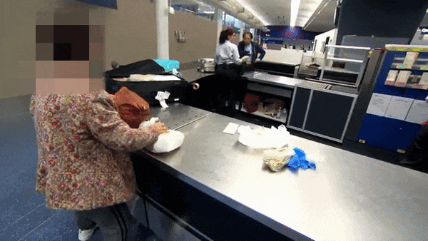 中国大妈入境澳洲，开箱翻出沾满油“诡异”塑料袋！大妈回答完后，海关妹子当场崩溃…… - 8