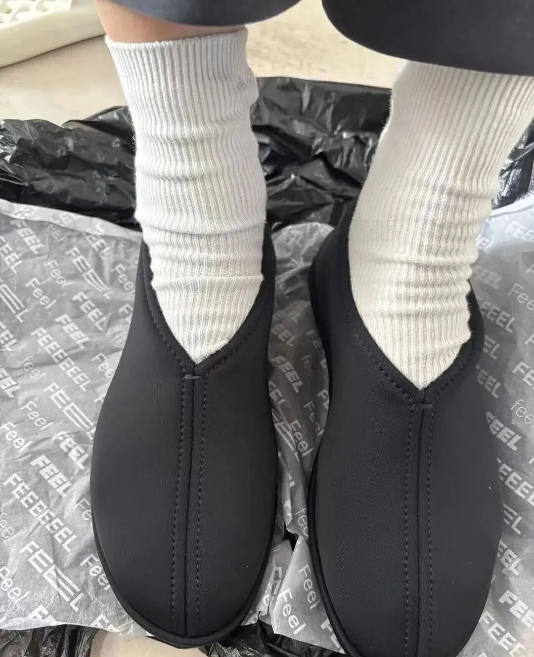 庙极了！Lululemon“甘露寺同款鞋”设计大翻车，被吐槽丑到原地出家！网友：穿出了嬛嬛砍柴的感觉（组图） - 1