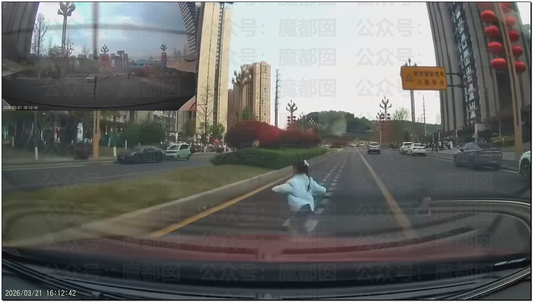 离谱！儿童独自外出冲上马路险被撞，引发安全关注（组图） - 5