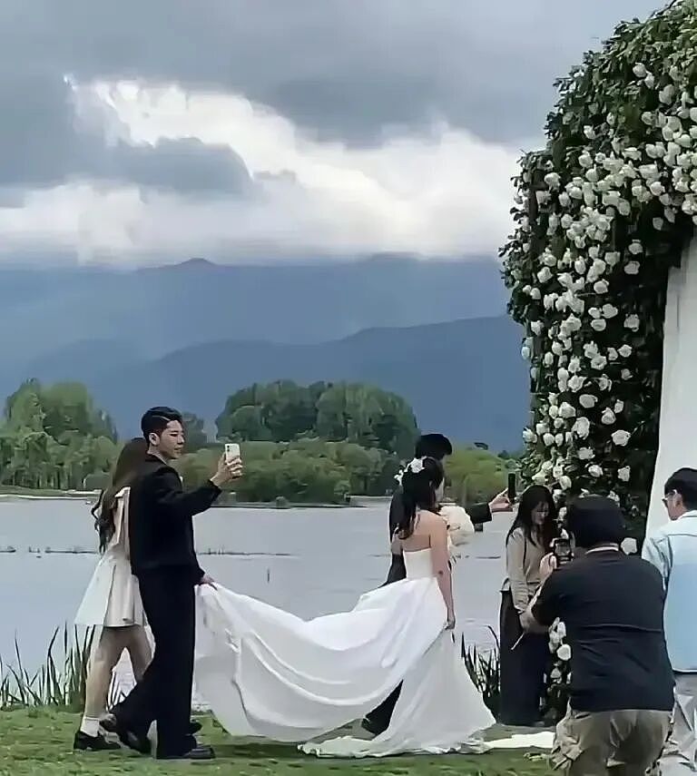 郭涛携小17岁妻子大理补拍婚纱照！儿子石头185cm帮妈妈提裙摆，20年恩爱藏不住（组图） - 5