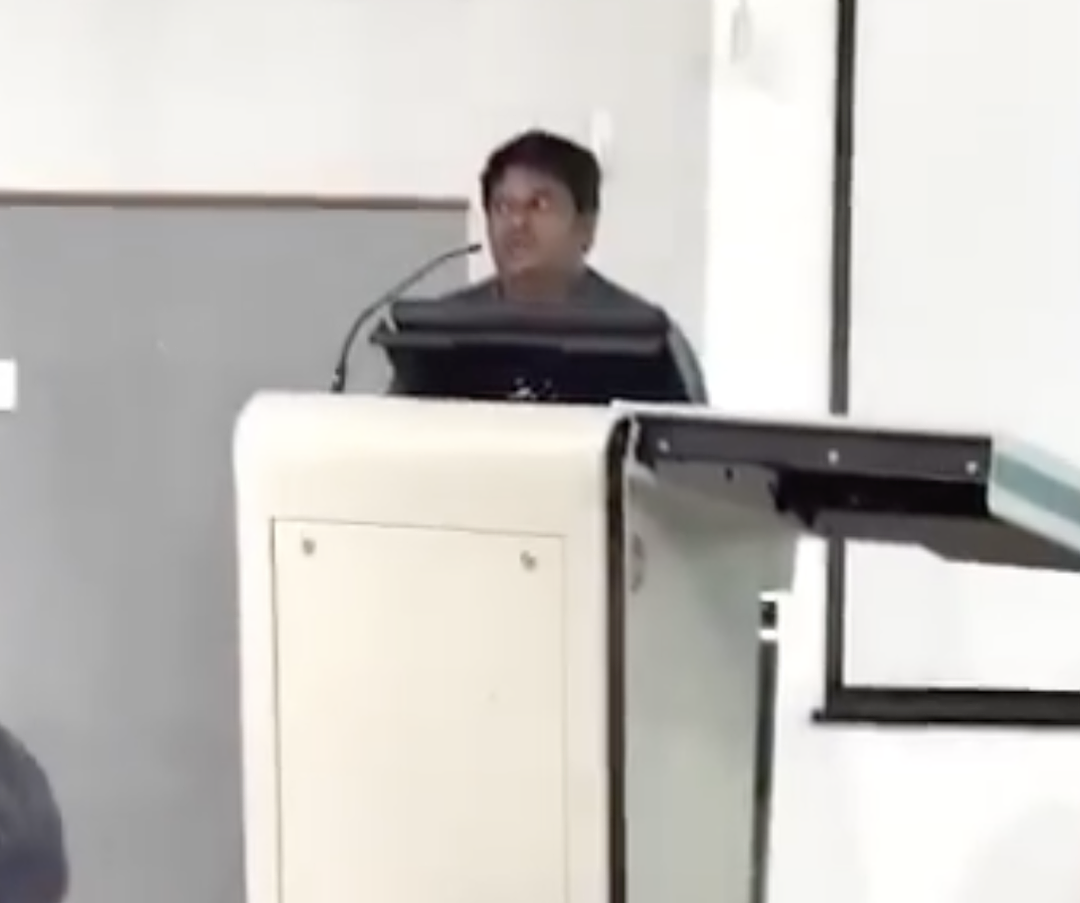 教授在课室当众向女学生表白求婚，结果被学生们追着胖揍一顿（组图） - 2