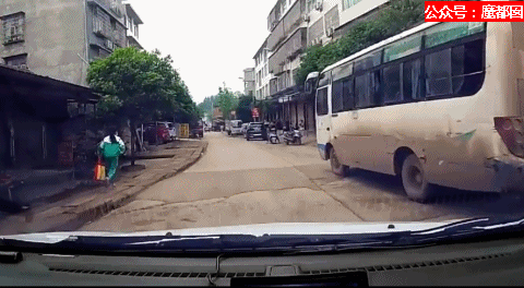 离谱！儿童独自外出冲上马路险被撞，引发安全关注（组图） - 58