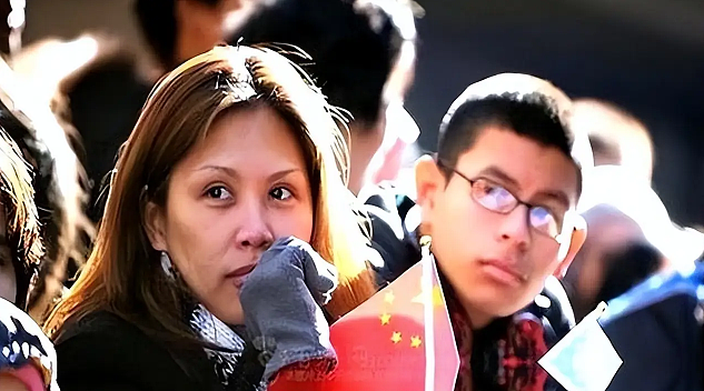 “中国人、日本人、韩国人可以留下,其他人看情况” 西人女子街访时的一句话,引爆全网大讨论(组图) - 7