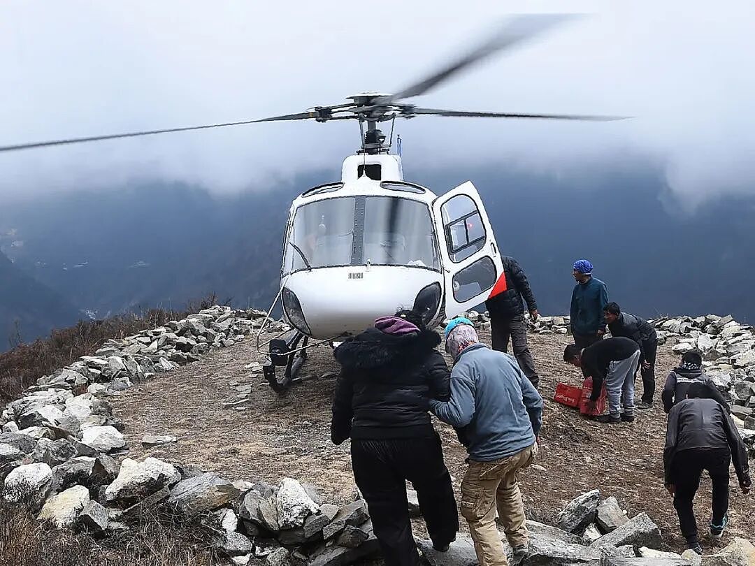 尼泊尔珠峰登顶再曝丑闻，向导给游客食物下药假装高原反应去骗保，涉案金额一个多亿（组图） - 9