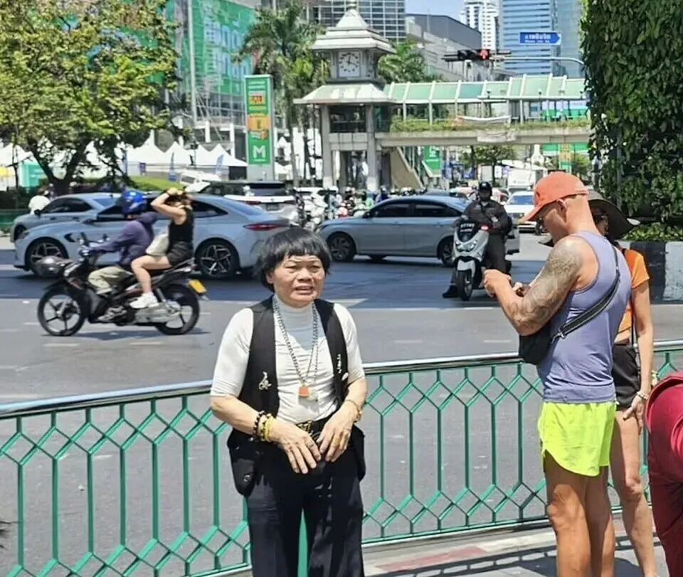 72岁“香港第一丑男”街头被偶遇，儿子和其颜值形成巨大反差！ - 1